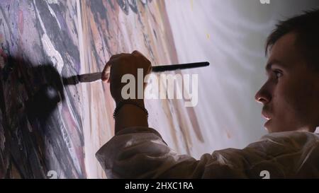 Concepteur de l'artiste dessine un aigle sur le mur. Décorateur artisan peint un tableau à l'acrylique couleur d'huile. Peintre peintre vêtu d'une couche de peinture. L'Indo Banque D'Images