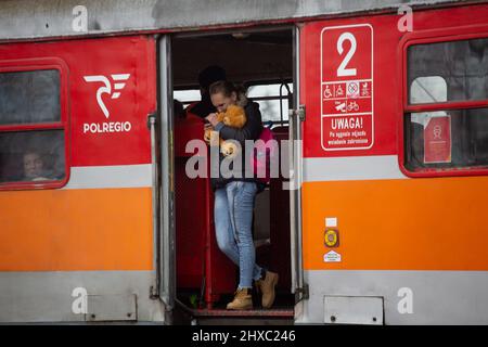 Przemysl, Pologne. 09th mars 2022. Une femme ukrainienne pleure un animal bourré à la gare de Przemysl. (Photo de Fer Capdepon Arroyo/Pacific Press) Credit: Pacific Press Media production Corp./Alamy Live News Banque D'Images