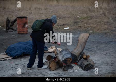 Medyka, Pologne. 08th mars 2022. Un réfugié ukrainien se réchauffe les mains quelques instants après son entrée en Pologne, les températures de nos jours sont en dessous du point de congélation.des milliers d'Ukrainiens arrivent en Pologne, de l'autre côté de la frontière de Medyka, fuyant la guerre. Depuis le début de l'invasion de l'Ukraine par la Russie, plus de 2 millions de personnes ont fui pour se réfugier, dont la grande majorité étaient des femmes et des enfants. (Photo de Fer Capdepon Arroyo/Pacific Press) Credit: Pacific Press Media production Corp./Alamy Live News Banque D'Images