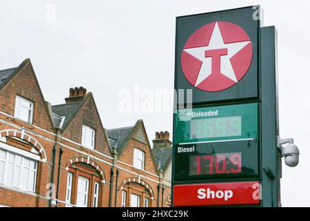 Londres, Royaume-Uni. 11.03.22. Les prix de l'essence et du diesel ont atteint un nouveau record, dépassant £1,65 et £170 le litre, à une station-service Texaco dans le sud de Londres. Les prix de l'essence ont augmenté au-dessus de £1,60 le litre en moyenne pour la première fois alors que l'invasion de l'Ukraine par la Russie continue d'affecter le coût du pétrole dans le monde entier. Credit: SMP News / Alamy Live News Banque D'Images