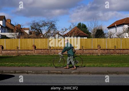 Un homme en vêtements de cyclisme traditionnels avec un vélo de course à l'ancienne à Bristol, Royaume-Uni Banque D'Images