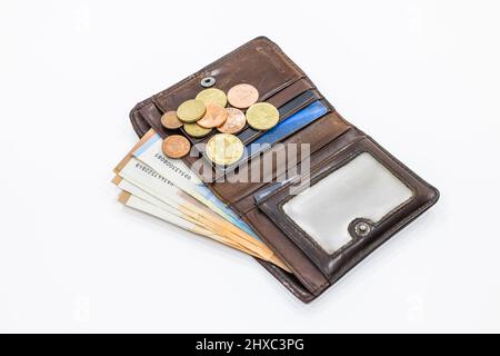 Portefeuille en cuir marron ouvert avec argent et cartes de crédit Banque D'Images