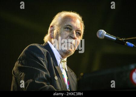 Gary Brooker, chanteur et chansonnier du Procol Harum, se produit au concert de charité Wintershall du 11th juin 2005 Banque D'Images