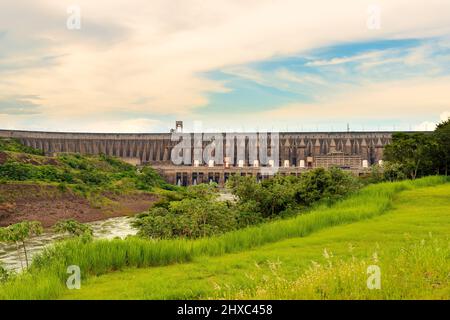 Barrage hydroélectrique d'Itaipu sur la rivière Parana. Banque D'Images