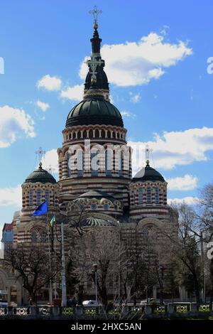 KHARKOV, UKRAINE - 19 AVRIL 2011 : c'est la cathédrale de l'Annonciation de la Sainte Vierge Marie. Banque D'Images