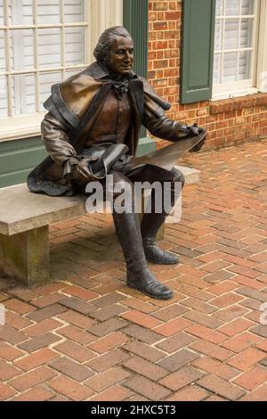 Sculpture en bronze George Washington assise sur banc à Smithfield en Virginie Banque D'Images