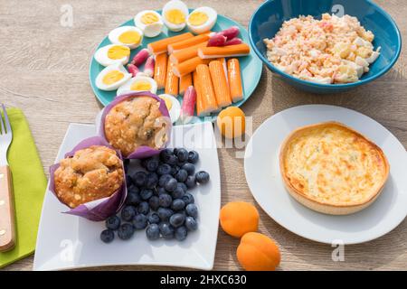 plats sucrés et salés sur fond de bois Banque D'Images