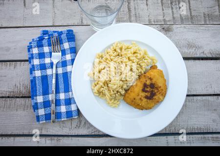 cordon bleu sur une assiette avec des pâtes sur une assiette Banque D'Images