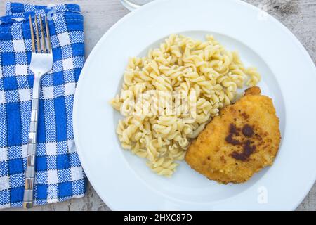 cordon bleu sur une assiette avec des pâtes sur une assiette Banque D'Images