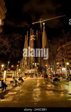 Basilique de la Sagrada Familia la nuit, vue de l'avenue Gaudí (Barcelone, Catalogne, Espagne) ESP : Basilique de la Sagrada Familia de Noche, Barcelone Banque D'Images