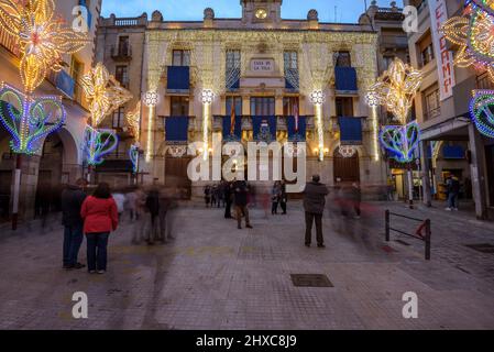 Place Blat illuminée pendant le Festival décennal de Valls 2022 (2021+1), en l'honneur de la Vierge des Candlemas à Valls, Tarragone Catalogne Espagne Banque D'Images