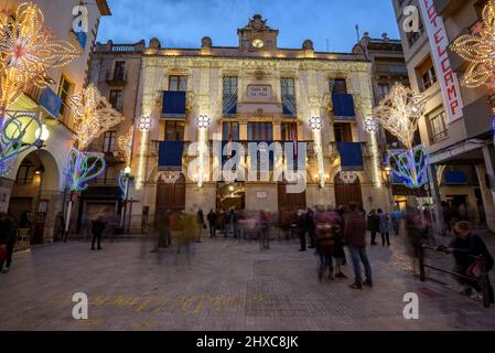 Place Blat illuminée pendant le Festival décennal de Valls 2022 (2021+1), en l'honneur de la Vierge des Candlemas à Valls, Tarragone Catalogne Espagne Banque D'Images