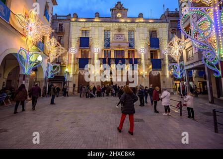 Place Blat illuminée pendant le Festival décennal de Valls 2022 (2021+1), en l'honneur de la Vierge des Candlemas à Valls, Tarragone Catalogne Espagne Banque D'Images