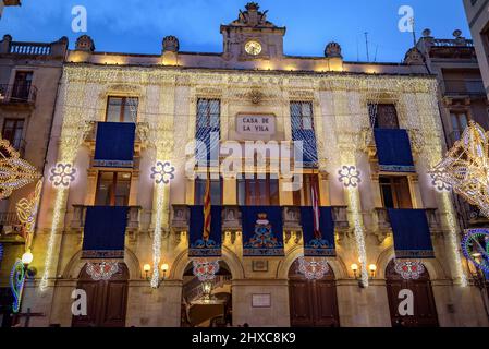 Place Blat illuminée pendant le Festival décennal de Valls 2022 (2021+1), en l'honneur de la Vierge des Candlemas à Valls, Tarragone Catalogne Espagne Banque D'Images