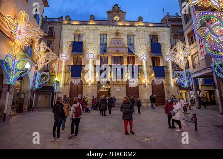 Place Blat illuminée pendant le Festival décennal de Valls 2022 (2021+1), en l'honneur de la Vierge des Candlemas à Valls, Tarragone Catalogne Espagne Banque D'Images