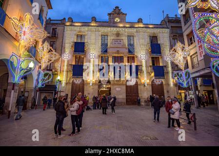 Place Blat illuminée pendant le Festival décennal de Valls 2022 (2021+1), en l'honneur de la Vierge des Candlemas à Valls, Tarragone Catalogne Espagne Banque D'Images