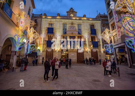 Place Blat illuminée pendant le Festival décennal de Valls 2022 (2021+1), en l'honneur de la Vierge des Candlemas à Valls, Tarragone Catalogne Espagne Banque D'Images