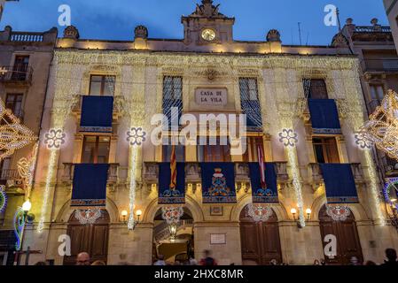 Place Blat illuminée pendant le Festival décennal de Valls 2022 (2021+1), en l'honneur de la Vierge des Candlemas à Valls, Tarragone Catalogne Espagne Banque D'Images