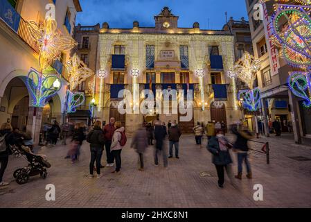 Place Blat illuminée pendant le Festival décennal de Valls 2022 (2021+1), en l'honneur de la Vierge des Candlemas à Valls, Tarragone Catalogne Espagne Banque D'Images