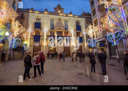 Place Blat illuminée pendant le Festival décennal de Valls 2022 (2021+1), en l'honneur de la Vierge des Candlemas à Valls, Tarragone Catalogne Espagne Banque D'Images