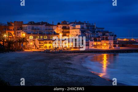 Aube et crépuscule tôt le matin sur la ville et la plage du Roc de Sant Gaietà, sur la côte de la Costa Daurada (Tarragone, Catalogne, Espagne) Banque D'Images