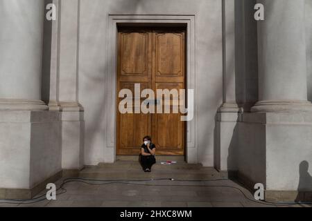 Santiago, Metropolitana, Chili. 11th mars 2022. Un supporter de Sebastian Pinera au Palais de la Moneda, à Santiago, au Chili. (Credit image: © Matias Basualdo/ZUMA Press Wire) Credit: ZUMA Press, Inc./Alamy Live News Banque D'Images