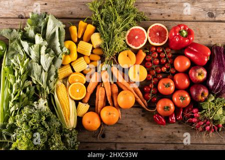 Directement au-dessus de la dose de divers fruits, légumes et poivrons sur la table Banque D'Images