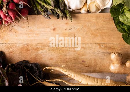 Vue en hauteur de la planche à découper par divers légumes et épices sur la table Banque D'Images