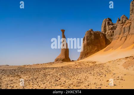 Formes rocheuses érodées dans le Tassili n'Ajjer, en Algérie Banque D'Images