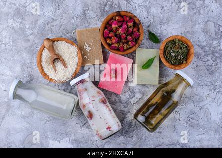 Cosmétiques fermentés à base de riz, de rose et de thé vert Banque D'Images