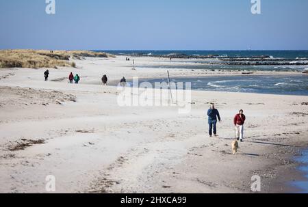 Un Si Grand Soleil Du 19 Mars 2022 11 mars 2022, Schleswig-Holstein, Schöneberg: Les gens marchent sur la
