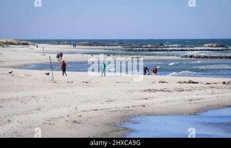 Un Si Grand Soleil 19 Mars 2022 11 mars 2022, Schleswig-Holstein, Schöneberg: Les gens marchent sur la