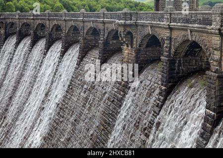 Gros plan sur Craig Goch Dam Elan Valley Powys Wales Royaume-Uni Banque D'Images