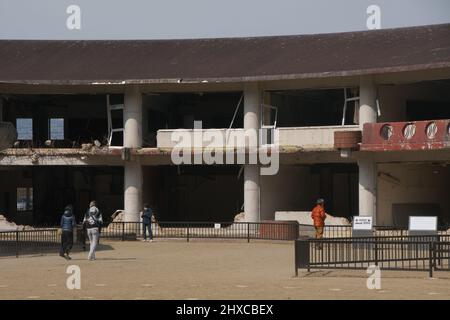 Ishinomaki, Japon. 11th mars 2022. Les gens visitent pour prier à l'ancienne école élémentaire d'Okawa où 74 enfants et 10 enseignants sont morts lors du tsunami le 11 mars 2011, à Ishinomaki, préfecture de Miyagi, Japon vendredi, 11 mars 2022. Photo par Keizo Mori/UPI crédit: UPI/Alay Live News Banque D'Images