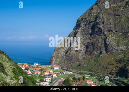 Vue sur Sao Vincente Madeira Portugal avec vue et un ciel bleu en arrière-plan. Banque D'Images