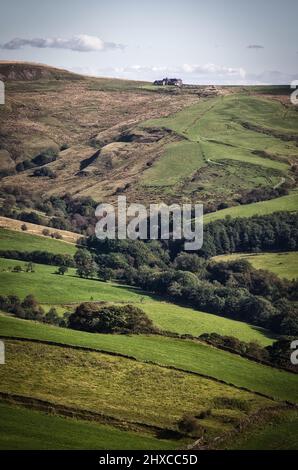 Ferme isolée et isolée au sommet d'une colline, Staffordshire, Angleterre. Concept d'isolement, solitude Banque D'Images