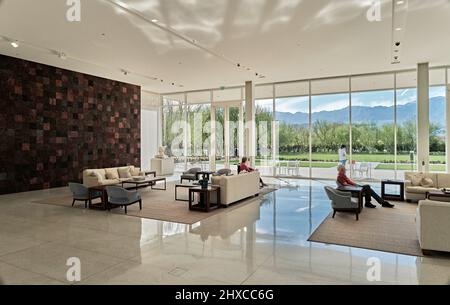 Sunnylands Estate. Sunnylands est apparu sur la scène mondiale lorsque le domaine historique a été achevé en 1966. Il a depuis accueilli huit présidents américains Banque D'Images