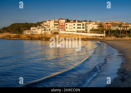 Lever du soleil sur la ville et la plage du Roc de Sant Gaietà, sur la côte de la Costa Daurada (Tarragone, Catalogne, Espagne) ESP: Amanecer en Roc de Sant Gaietà, Tarragone Banque D'Images