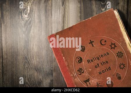 Détail de la science des religions du monde livre sur table en bois. Vue de dessus. Banque D'Images