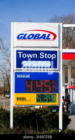 NORWALK, CT, Etats-Unis - 11 MARS 2022: Affiche de prix de station-service mondiale près de Post Road et I -95 vue dans une belle journée ensoleillée avec ciel bleu Banque D'Images