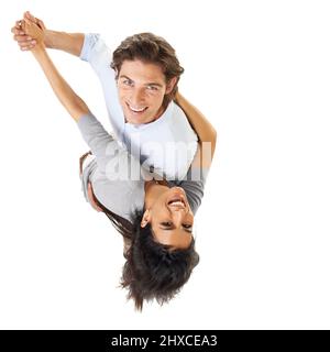 Il fait tourner sa tête. Un couple multiethnique dansant isolé sur fond blanc - vue en grand angle. Banque D'Images