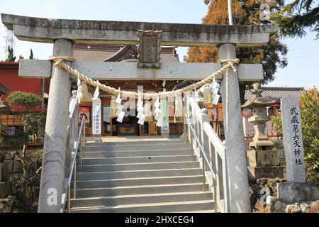 Musashidai Rokuten Shrine Saitama , Japon 1752 Oto, Iwatsukiku, Saitama 339-0014 Préfecture Saitama 武蔵第六天神社. tōrō une lanterne traditionnelle en pierre Banque D'Images