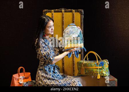 LONDRES, ROYAUME-UNI. 11 mars 2022 . Un membre du personnel tient un sac à bandoulière Chanel Union Jack, estimé entre £2 000 et 3 000. La vente Photocall pour les sacs à main et les Fashions propose également des sacs de plage de luxe, des vêtements de vacances et une planche de surf Chanel. La vente aura lieu le 16 mars à Bonhams Knightsbridge. Credit: amer ghazzal / Alamy Live News Banque D'Images