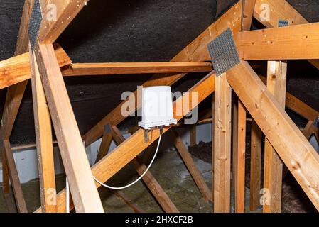 Amplificateur d'antenne pour Internet mobile à la maison, monté sur des fermes de toit dans le grenier. Banque D'Images