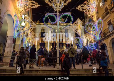 Place Blat illuminée pendant le Festival décennal de Valls 2022 (2021+1), en l'honneur de la Vierge des Candlemas à Valls, Tarragone Catalogne Espagne Banque D'Images