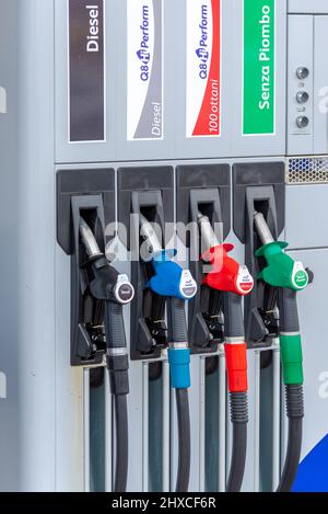 Fossano, Italie - 11 mars 2022 : buses de carburant de pompe à essence colorées, Q8 stations-service, prix du pétrole en hausse concep Banque D'Images