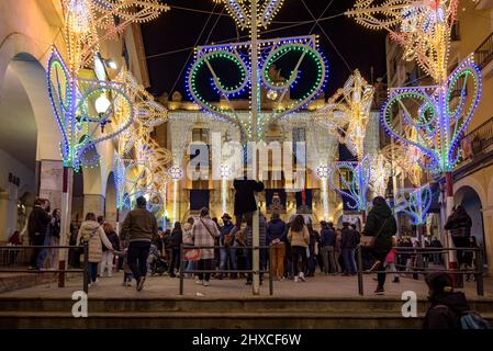 Place Blat illuminée pendant le Festival décennal de Valls 2022 (2021+1), en l'honneur de la Vierge des Candlemas à Valls, Tarragone Catalogne Espagne Banque D'Images