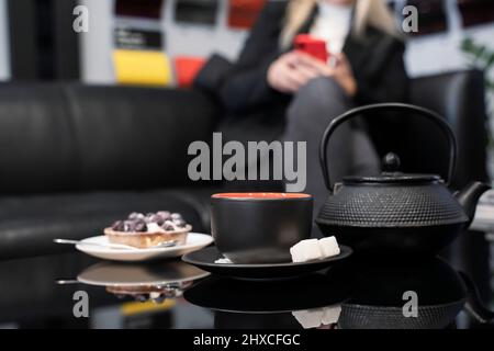 Théière et théière sur une table en verre noir. Gros plan. Banque D'Images