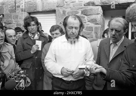 Aleksandr Soljenitsyn (1918-2008), auteur russe et critique ouvertement exprimé du communisme, à Cologne, en Allemagne, rencontre avec des reporters le 14 février 1974 après son expulsion de Russie. Soljenitsyne est surtout connu pour l'archipel du Goulag (1973), dont la publication a outragé les autorités soviétiques. Soljenitsyne a passé huit ans dans un camp de travail forcé du Goulag soviétique pour avoir écrit des commentaires dérogatoires dans des lettres privées à un ami, Nikolai Vitkevic, sur la conduite de Joseph Staline pendant la Seconde Guerre mondiale Banque D'Images