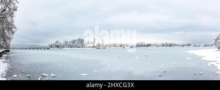 Vue de Lindau sur le lac de Constance en hiver avec petit lac gelé Banque D'Images